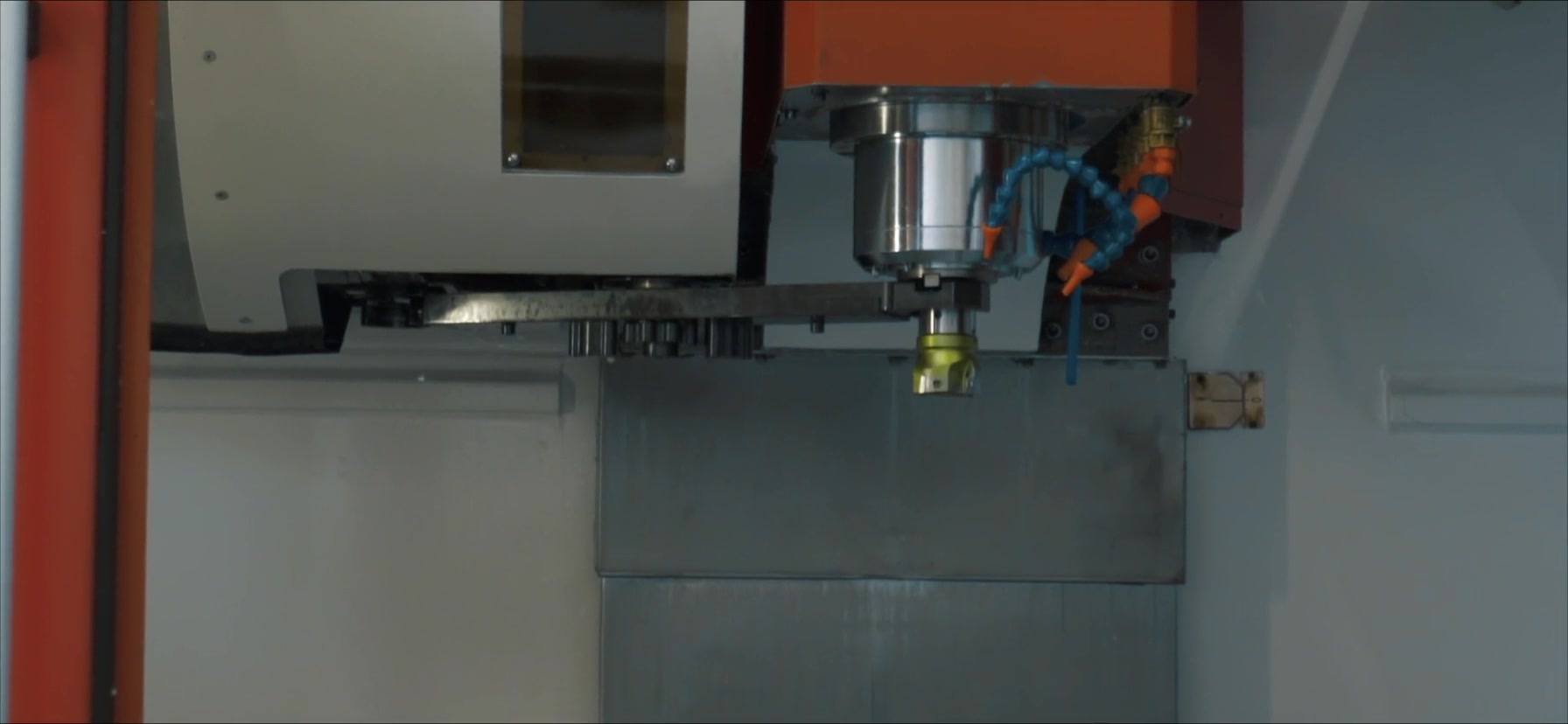 Die Firma BFT Brantsch Fertigungstechnik stellt sich vor. Arbeitsschritte und Prozesse beim CNC-Fräsen werden gezeigt.